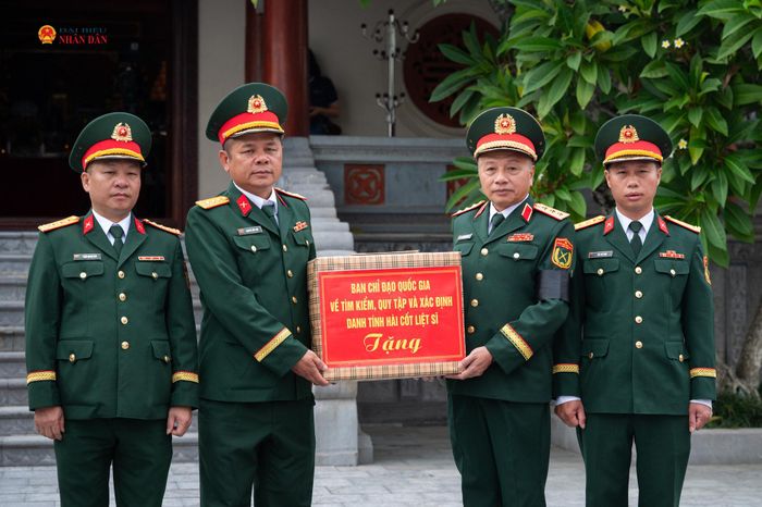 Phó Chủ nhiệm Tổng cục Chính trị Quân đội nhân dân Việt Nam, Thượng tướng Lê Quang Minh - Ủy viên Ban Chỉ đạo quốc gia về tìm kiếm, quy tập và xác định danh tính hài cốt liệt sĩ trao quà tặng Đội tìm kiếm quy tập hài cốt liệt sĩ
