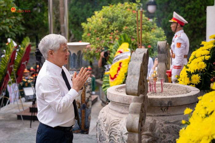 Phó Chủ tịch Thường trực Quốc hội Đỗ Văn Chiến dâng hoa, dâng hương kính viếng các Anh hùng liệt sĩ