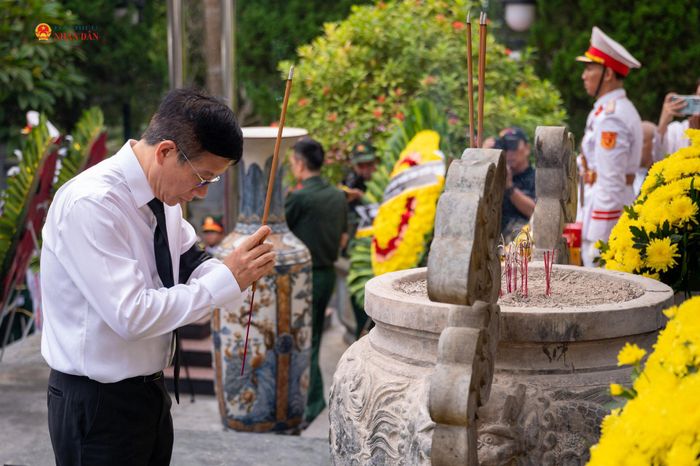 Đại biểu dâng hương kính viếng các Anh hùng liệt sĩ