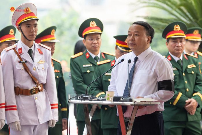 Phó Bí thư Tỉnh ủy, Chủ tịch UBND tỉnh Tuyên Quang Phan Huy Ngọc đọc điếu văn truy điệu