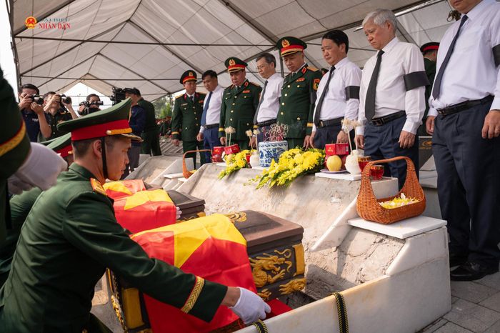 Phó Chủ tịch Thường trực Quốc hội Đỗ Văn Chiến và Bí thư Tỉnh ủy Tuyên Quang Hầu A Lềnh chứng kiến nghi thức an táng hài cốt liệt sĩ
