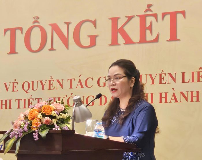 Phó Cục trưởng Cục Công nghiệp văn hóa và Bản quyền tác giả Phạm Thị Kim Oanh trình bày Báo cáo tổng kết việc thi hành Luật Sở hữu trí tuệ về quyền tác giả, quyền liên quan và các văn bản quy định chi tiết, hướng dẫn thi hành