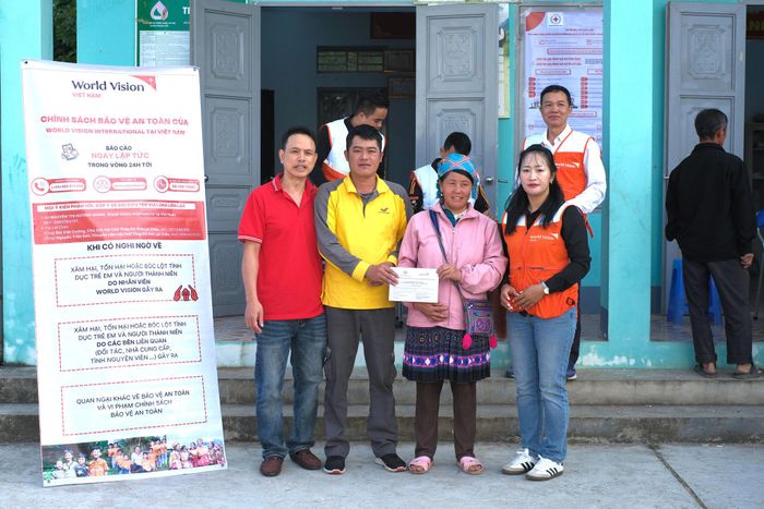 World Vision International tại Việt Nam trao quà hỗ trợ cho người dân xã Dào San, tỉnh Lai Châu