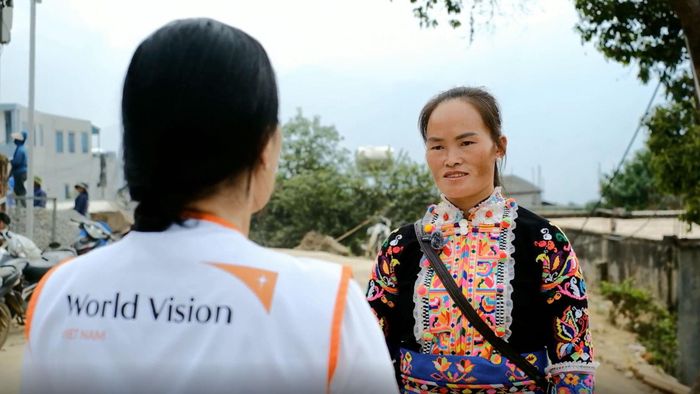 Chị Mẩy, một trong 260 hộ gia đình nhận được hỗ trợ từ World Vision tại Lai Châu, chia sẻ “ Tôi sẽ dùng số tiền này để mua gạo và thức ăn cho các con, đồng thời cũng sẽ dùng để trang trải cho việc đi học và mua quần áo cho các con.”