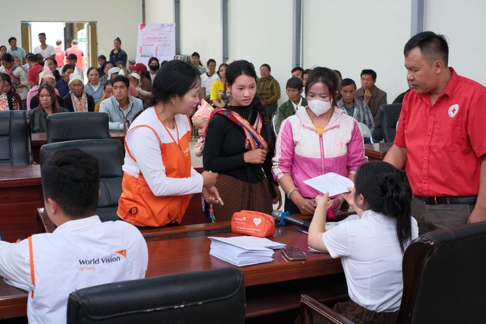 Hoạt động cấp phát tiền mặt hỗ trợ khẩn cấp sau thiên tai cho cộng đồng bị thiệt hại tại Lai Châu do World Vision và Hội Chữ Thập Đỏ tỉnh Lai Châu tiến hành