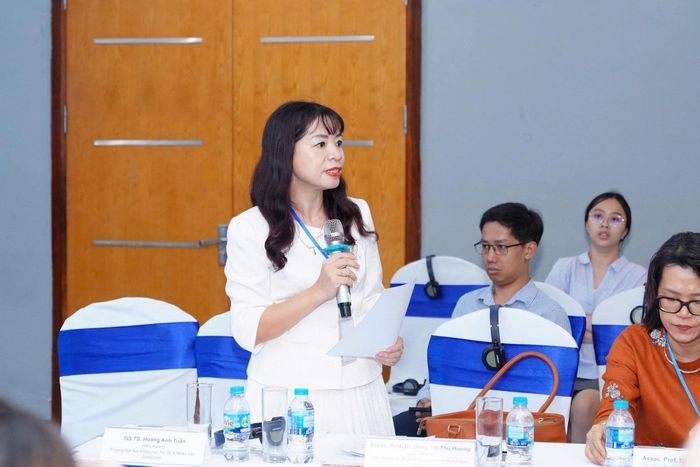 PGS.TS Đặng Thị Thu Hương - Phó Hiệu trưởng Trường Đại học Khoa học Xã hội và Nhân văn chủ trì phiên tham luận 1