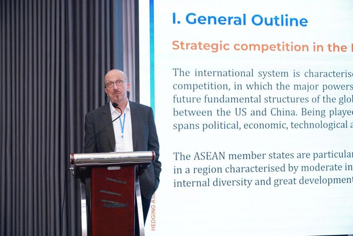 GS.TS Detlef Briesen - Đại học Justus Liebig Giessen, Đức trình bày báo cáo đề dẫn