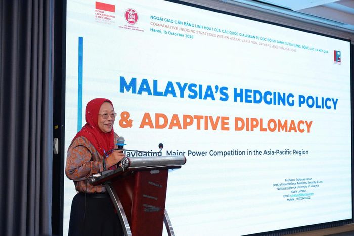 GS. Ruhanas Harun – Khoa Quan hệ quốc tế, An ninh và Luật, Đại học Quốc phòng Malaysia (UPNM) trình bày tham luận