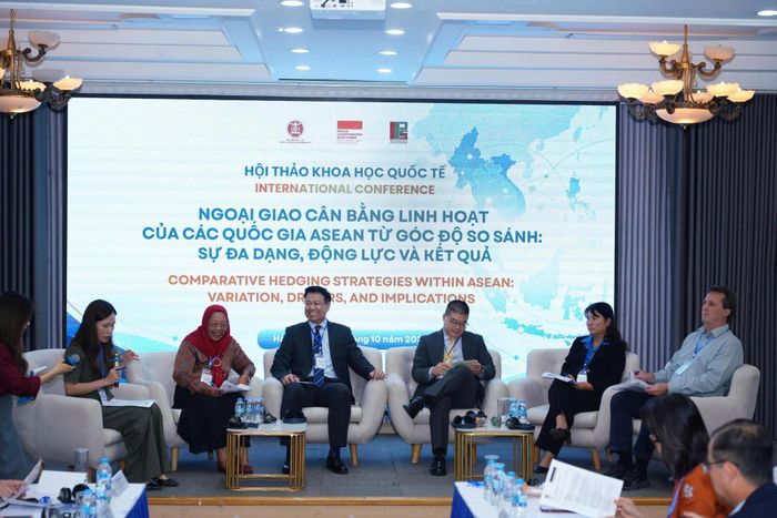 Các học giả tham gia phiên thảo luận