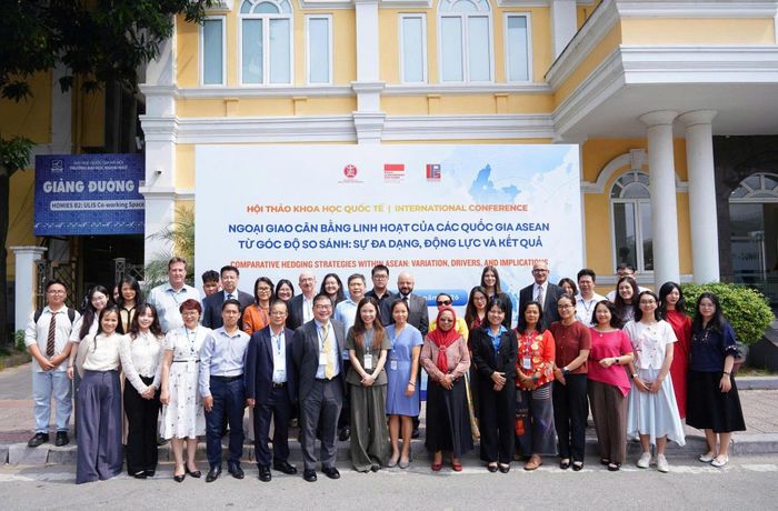 Các học giả tham gia Hội thảo khoa học quốc tế chụp ảnh lưu niệm