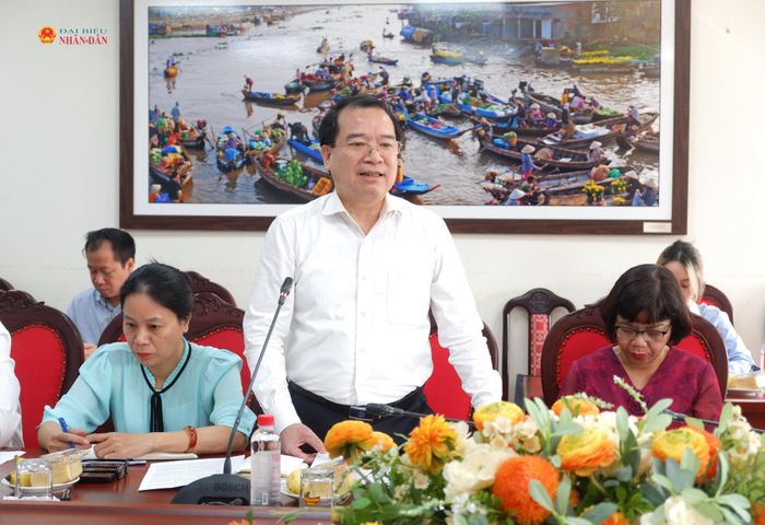 Phó Cục trưởng Cục Du lịch Quốc gia Việt Nam Hà Văn Siêu trình bày những nội dung chính trong dự thảo Nghị quyết