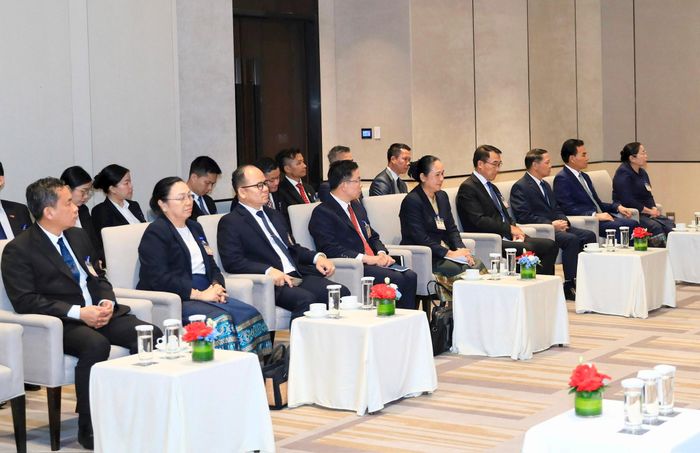 Các đại biểu phía Lào tại buổi làm việc. Ảnh: Quang Thái