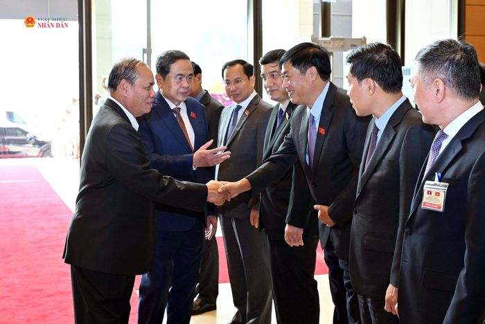Chủ tịch Quốc hội Trần Thanh Mẫn giới thiệu với Thường trực Ban Bí thư Trung ương Đảng Nhân dân Cách mạng Lào Vilay Lakhamphong thành viên Đoàn Việt Nam dự cuộc tiếp