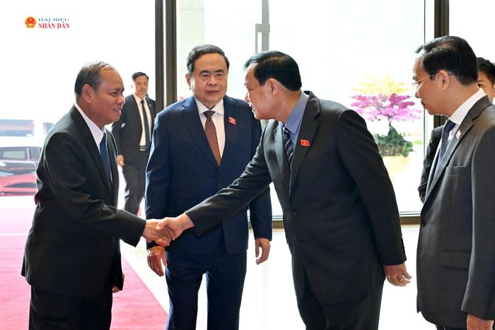 Chủ tịch Quốc hội Trần Thanh Mẫn giới thiệu với Thường trực Ban Bí thư Trung ương Đảng Nhân dân Cách mạng Lào Vilay Lakhamphong thành viên Đoàn Việt Nam dự cuộc tiếp