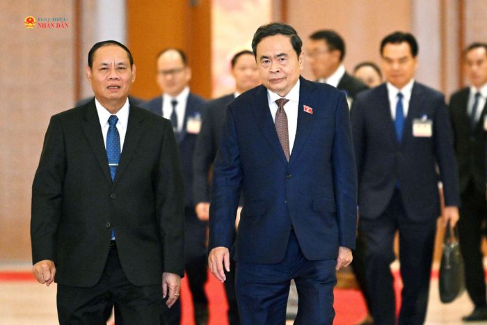 Chủ tịch Quốc hội Trần Thanh Mẫn và Thường trực Ban Bí thư Trung ương Đảng Nhân dân Cách mạng Lào Vilay Lakhamphong