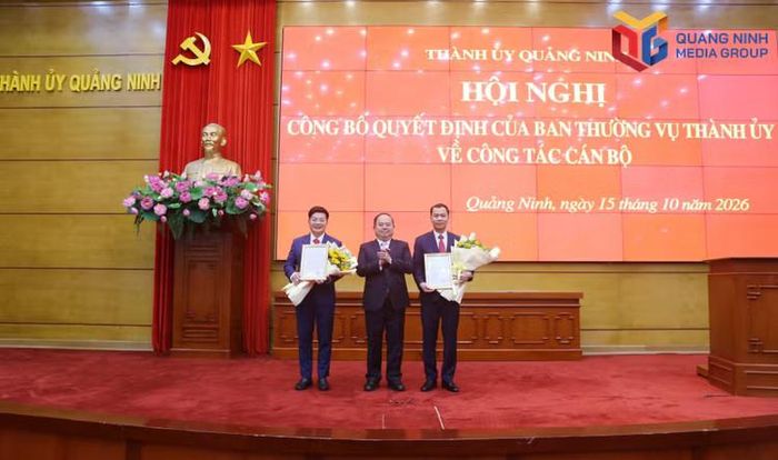Bí thư Thành ủy, Trưởng Đoàn ĐBQH thành phố Quảng Ninh Quản Minh Cường,trao quyết định cho các ông Phạm Hồng Biên và Bùi Hoàng Giang. Ảnh: Nguyễn Thanh
