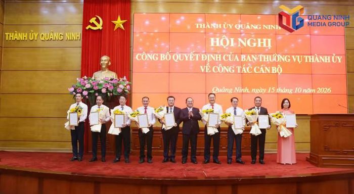 Bí thư Thành ủy, Trưởng Đoàn ĐBQH thành phố Quảng Ninh Quản Minh Cường trao quyết định cho các cán bộ được điều động, phân công nhận nhiệm vụ mới. Ảnh: Nguyễn Thanh