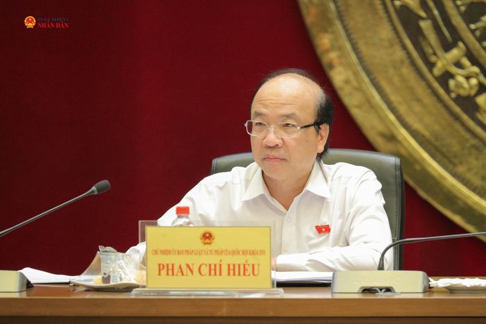 Chủ nhiệm Ủy ban Pháp luật và Tư pháp Phan Chí Hiếu phát biểu tại cuộc họp