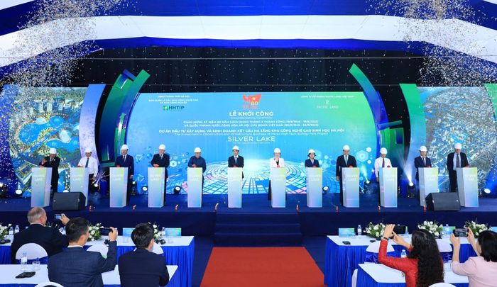 Các đại biểu thực hiện lễ khởi công dự án Khu Công nghệ cao sinh học Hà Nội, tháng 8/2025. Ảnh: Minh Anh