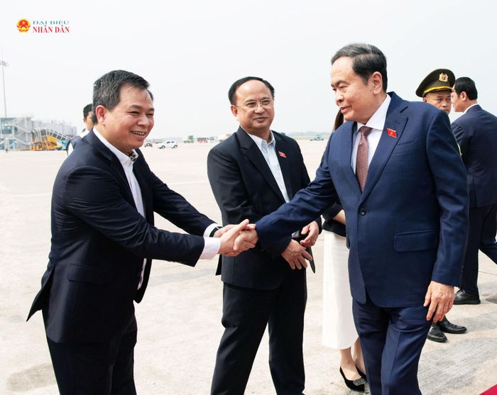 Đại diện Thường trực Ủy ban Quốc phòng, An ninh và Đối ngoại và Lãnh đạo Văn phòng Quốc hội đón Chủ tịch Quốc hội Trần Thanh Mẫn và Đoàn đại biểu cấp cao Việt Nam tại sân bay Quốc tế Nội Bài