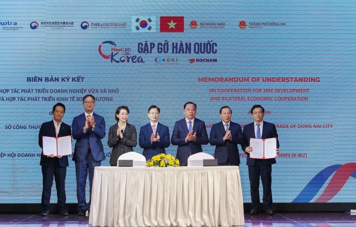 Lãnh đạo Bộ Ngoại giao, TP. Đồng Nai và Đại sứ Hàn Quốc tại Việt Nam Lee Miyon chứng kiến ký Bản ghi nhớ hợp tác lĩnh vực công thương giữa TP. Đồng Nai với đối tác Hàn Quốc. Ảnh: Văn Dũng