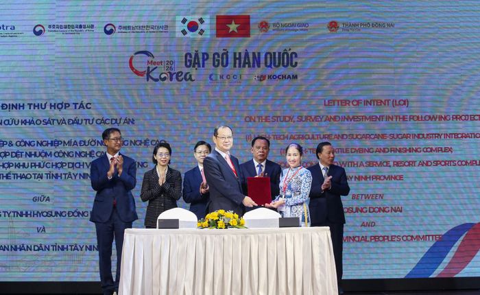 Lãnh đạo Bộ Ngoại giao, TP. Đồng Nai, Đại sứ quán Hàn Quốc tại Việt Nam chứng kiến ký kết các bản ghi nhớ hợp tác giữa các bên. Ảnh: Văn Dũng