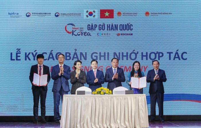 Lãnh đạo Bộ Ngoại giao, TP. Đồng Nai và Đại sứ Hàn Quốc tại Việt Nam Lee Miyon chứng kiến ký Bản ghi nhớ hợp tác lĩnh vực văn hóa giữa TP. Đồng Nai với đối tác Hàn Quốc. Ảnh: Văn Dũng