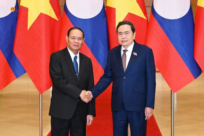 Chủ tịch Quốc hội Trần Thanh Mẫn và Thường trực Ban Bí thư Trung ương Đảng Nhân dân Cách mạng Lào Vilay Lakhamphong