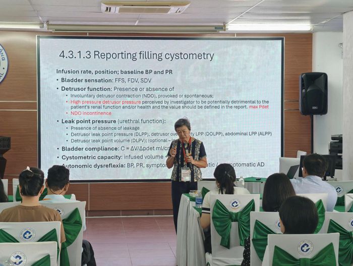 Các đại biểu, chuyên gia trao đổi tại Hội nghị