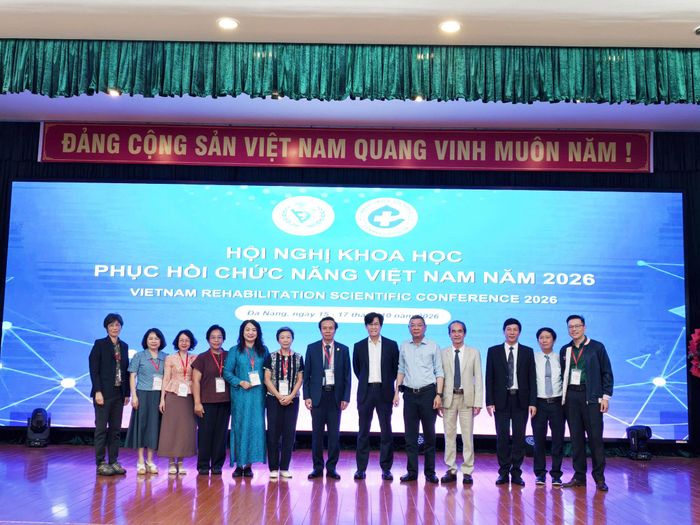 Các đại biểu tham dự Hội nghị chụp ảnh lưu niệm
