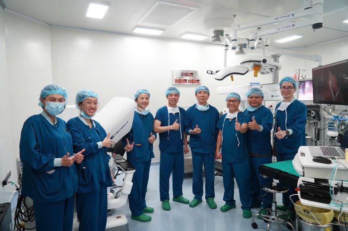 PGS.TS.BS Lê Văn Thành cùng ê-kíp y bác sĩ bên hệ thống phẫu thuật robot tại Bệnh viện Đa khoa Quốc tế Vinmec Cần Thơ. Ảnh: Vimec