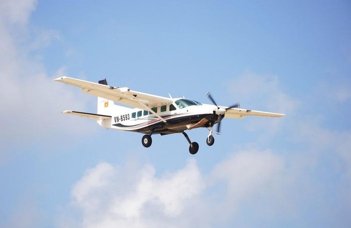 Máy bay Cessna 208 bay kiểm tra khu vực không phận và chướng ngại vật ở hai đầu đường cất hạ cánh Cảng hàng không Quảng Trị. Ảnh: UBND tỉnh Quảng Trị