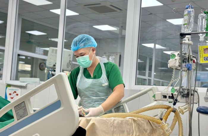 Bác sĩ thăm khám cho bệnh nhân (Ảnh: BVCC)