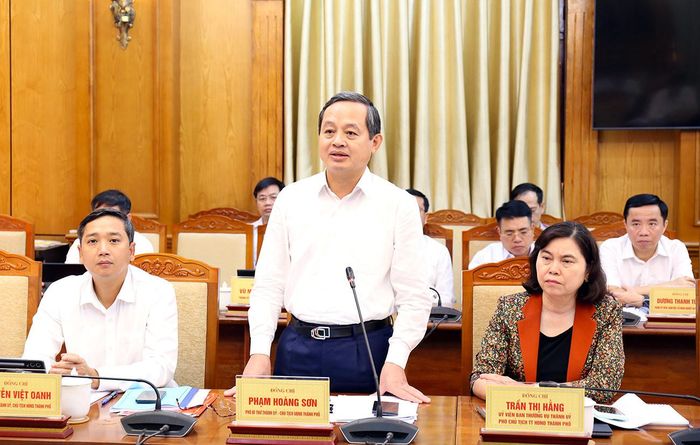 Chủ tịch UBND thành phố Phạm Hoàng Sơn phát biểu tại buổi làm việc