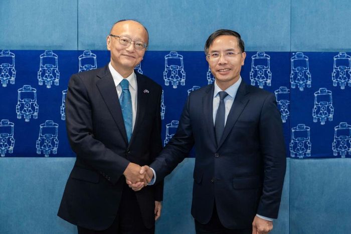 Thống đốc Phạm Đức Ấn chụp ảnh lưu niệm cùng ông Masato Kanda, Chủ tịch ADB
