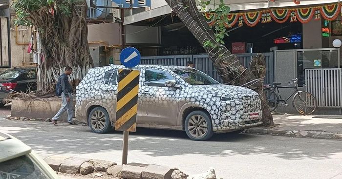 Cụm đèn pha và cản trước Toyota Innova Cross facelift được tinh chỉnh. Ảnh: Cartoq