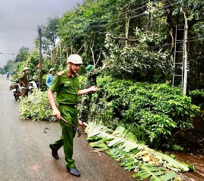 Công an xã Vĩnh Hoàng phối hợp với Tổ bảo vệ ANTT ở cơ sở tham gia giải phóng hành lang an toàn lưới điện trên địa bàn.