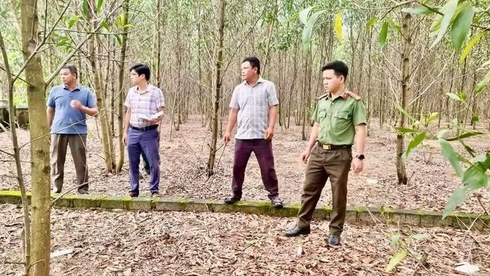 Công an xã Vĩnh Hoàng phối hợp với chính quyền địa phương và các Tổ bảo vệ ANTT ở cơ sở kiểm tra, xử lý tình trạng xây dựng nghĩa địa trái phép trên địa bàn.