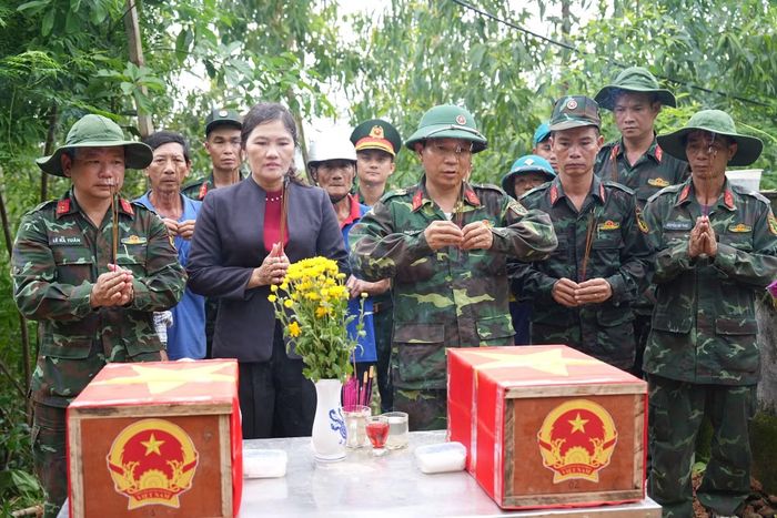 Lực lượng chức năng tiến hành đưa 2 hài cốt liệt sĩ về nơi lưu giữ để an táng theo quy định.