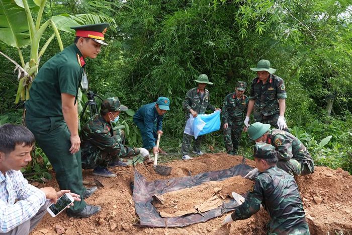 Đội K51 tiến hành khai quật phần mộ của 2 liệt sĩ.