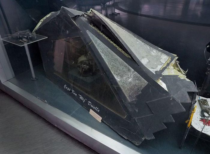 Nắp buồng lái chiếc F-117 bị bắn rơi tại Serbia năm 1999, trưng bày ở Bảo tàng Hàng không Belgrade. Ảnh: Petar Miloevi/Wikimedia Commons.
