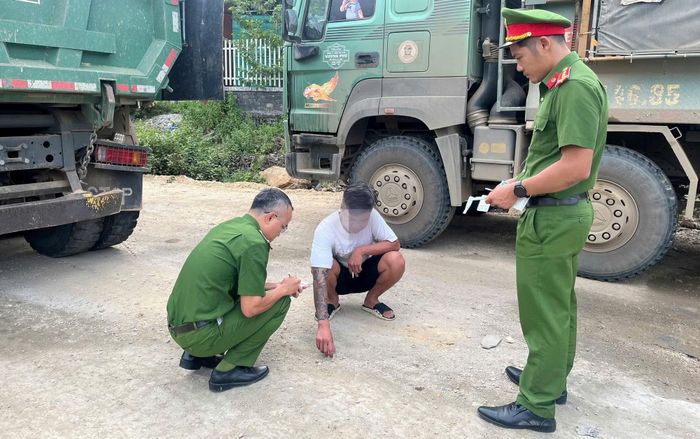 Công an xã Thạnh Mỹ tổ chức test nhanh ma túy cho lái xe trên địa bàn xã.