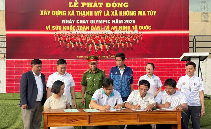 Đại diện các thôn trên địa bàn xã Thạnh Mỹ ký cam kết chung tay xây dựng “xã không ma túy”.