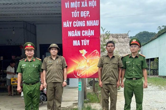 Công an xã Thạnh Mỹ treo băng rôn tuyên truyền trực quan về tác hại của ma túy trên các tuyến đường trọng điểm.