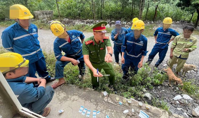 Test nhanh ma túy cho công nhân làm việc trên địa bàn xã Thạnh Mỹ.