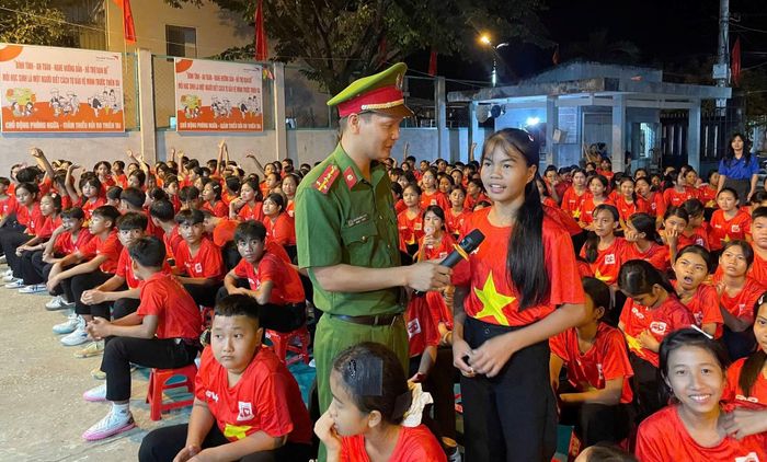 Cán bộ Công an xã Thạnh Mỹ tuyên truyền phòng, chống ma túy cho đông đảo thanh thiếu niên, học sinh.