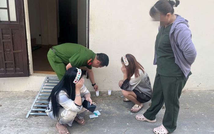 Công an xã Thạnh Mỹ test nhanh ma túy cho người dân tạm trú trên địa bàn.