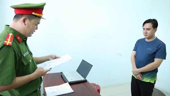 Cơ quan Công an tống đạt quyết định khởi tố bị can đối với Lương Phú Quới.