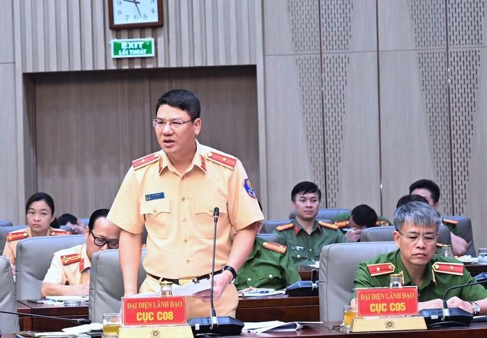 Các đại biểu thảo luận tại cuộc họp.