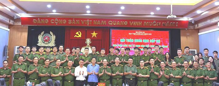Các đại biểu chụp ảnh kỷ niệm.
